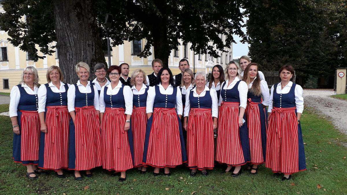 In Kärntner Tracht: Die 45 Mitglieder des Gemischten Chor Grafenstein fiebern ihrem Auftritt entgegen