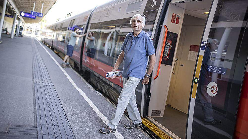 Richard Hunacek am Hauptbahnhof in Villach: Er reist seit Jahrzehnten ausschließlich mit öffentlichen Verkehrsmitteln