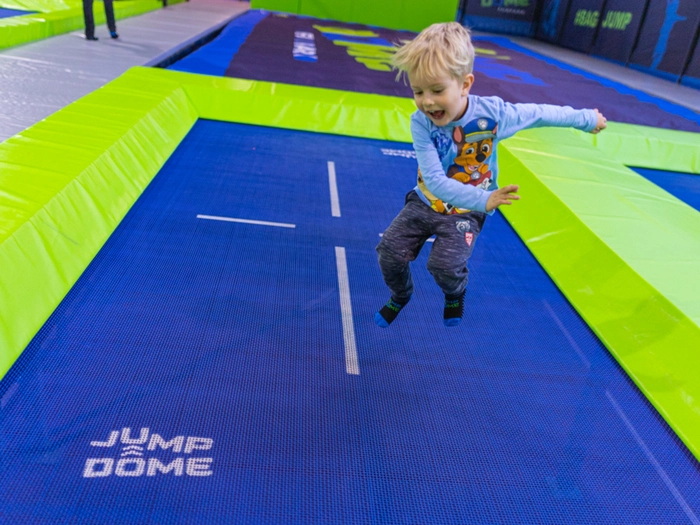 Auch bei schlechtem Wetter gibt es die passende Abwechslung, zum Beispiel im Jump Dome in Klagenfurt 