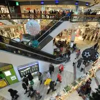 Passanten in der Shopping City Süd. „Die Menschen kaufen weniger und sie kaufen preisbewusster“