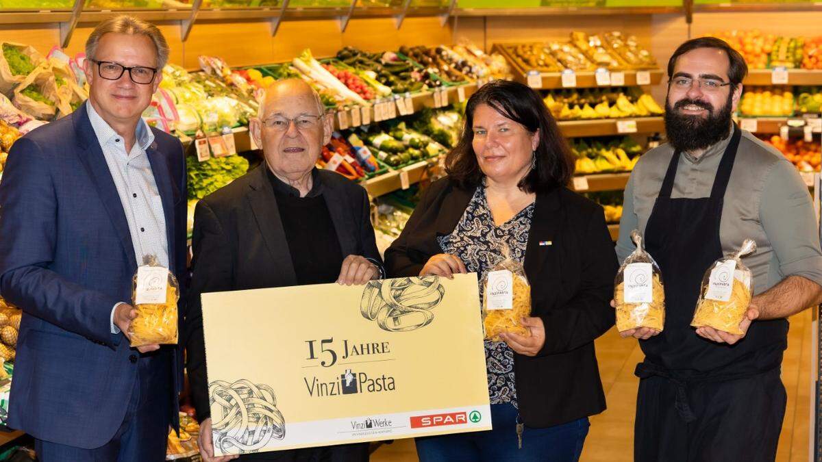 v. l. n. r.: Christoph Holzer (Geschäftsführer SPAR Steiermark), Pfarrer Wolfgang Pucher (VinziWerke Gründer), Nicola Baloch (Stv. Koordinatorin VinziWerke Österreich) und Haubenkoch Alexander Posch