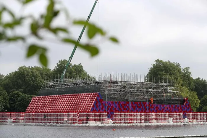 "Dies ist ein ganz besonderer Sommertag", sagte Christo (83) zu seinem in der Sonne schimmernden Werk in London.