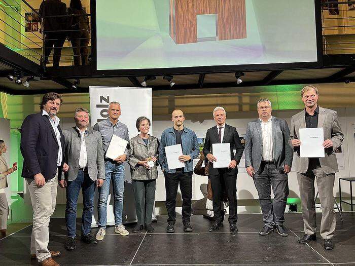 Christoph Kulturer (links) mit Teilen seines Teams und Bauherren bei der Preisverleihung