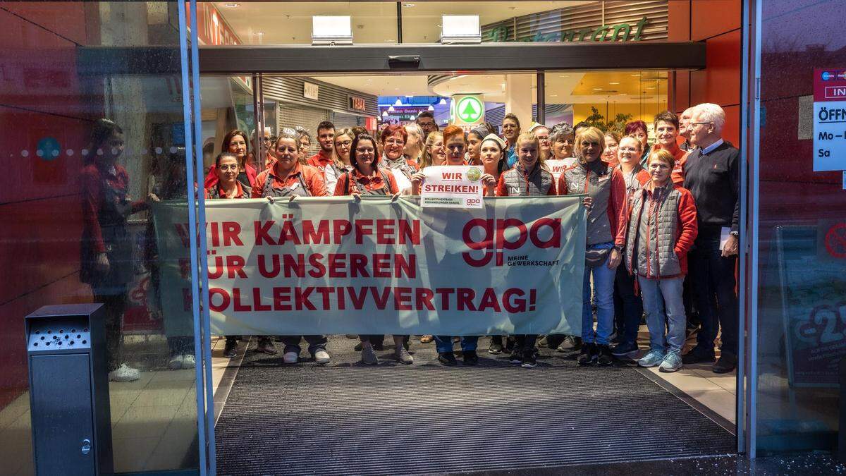Streik in der Interspar-Filiale in der Rosentaler Straße in Klagenfurt