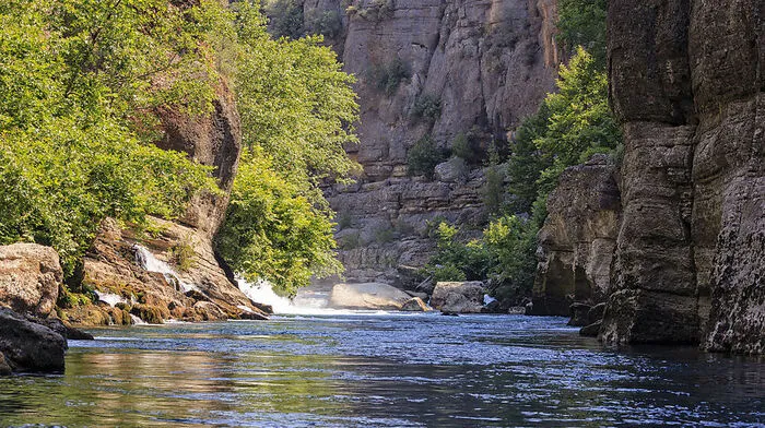 Der Köprülü Canyon, übersetzt die „überbrückte“ Schlucht, verbindet eine wunderschöne Szenerie mit einem unvergesslichen Abenteuer. Für die Wildwasserfahrten im türkisblauen Wasser sind keine Vorkenntnisse erforderlich, die rasante Tour wird stets von erfahrenen Guides begleitet.