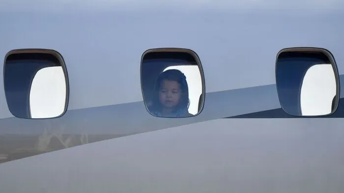 Noch nicht einmal ausgestiegen, stehlen die Mini-Royals ihren Eltern schon die Schau. Skeptisch ist der Blick der kleinen Charlotte (2), den sie aus dem Fenster des Flugzeuges wirft.