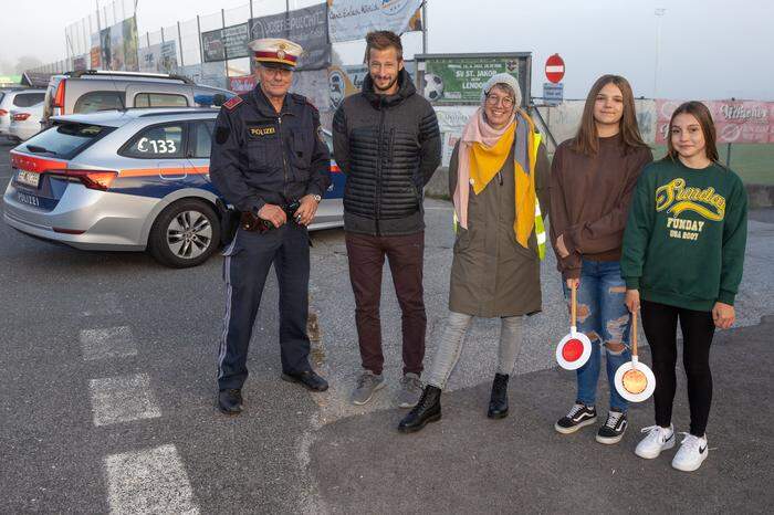 Von rechts nach links: Polizist Franz Prasser, Lehrer Christof Keuschnig, Redakteurin Julia Rinesch und die beiden Schülerlotsinnen Selina Kaunik und Colien Plahsnig