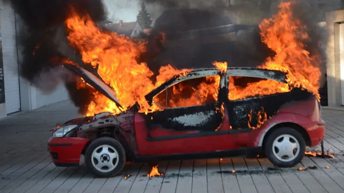 Aus bisher ungeklärter Ursache geriet in Gleisdorf ein abgestellter Pkw in einer Garage in Brand, ...