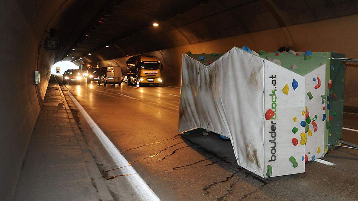 Anhänger stürzte im Gratkorntunnel um