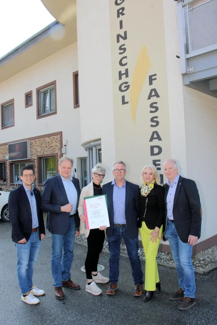 v.l.: WKO-Regionalstellenleiter Lukas Kalcher, Bürgermeister Erwin Dirnberger, Ehepaar Grinschgl, Bezirksvorsitzende von „Frau in der Wirtschaft“ Riki Vogl, Regionalstellenobmann‑Stellvertreter Werner Jost