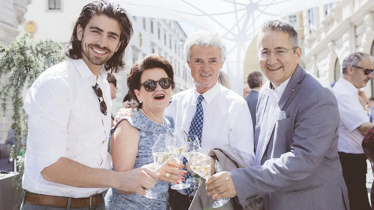 Was für eine Premiere: Direktor Andreas Sauseng (mit Swen und Charly Temmel, Waltraud Hutter) lud zur Gastgarten-Einweihung ins Casino Graz