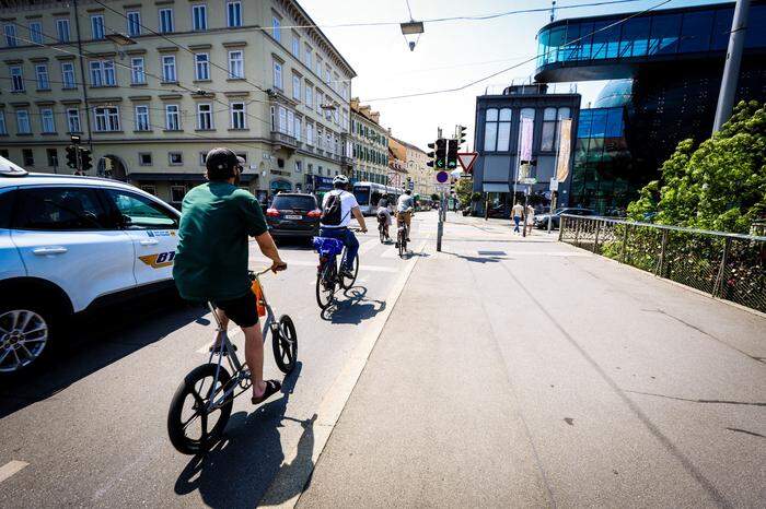 Radler, die von der Erzherzog-Johann-Brücke kommen, dürfen jetzt auch bei roter Ampel rechts auf den Radweg am Lendkai abbiegen