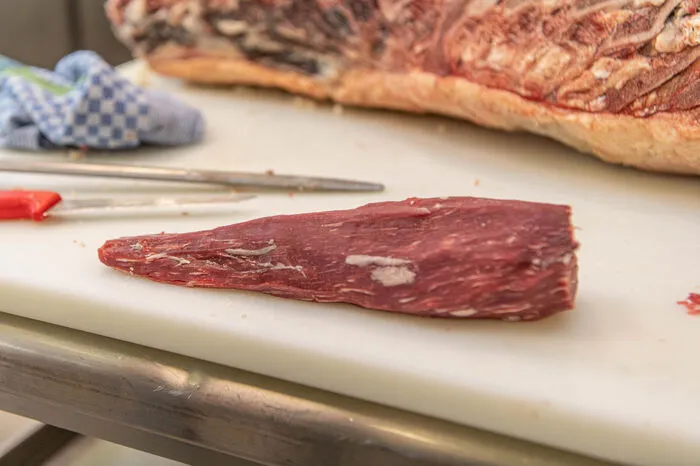 Das Dry-Aged-Filet gilt als das edelste Stück vom Rind. Das besondere Fleisch ist Teil des Rinderhinterviertels, genauer gesagt der Lendenmuskel des Rindes. Der Muskelstrang wird kaum bewegt und zeichnet sich daher durch seine zarte Konsistenz aus.