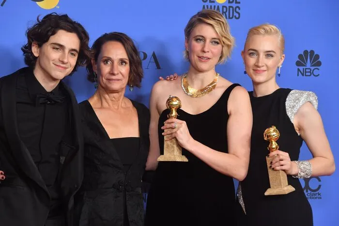 Ebenso starke Teamleistung für "Lady Bird": Ausgezeichnet als bester Film/Komödie oder Musical sowie für die beste Beste Hauptdarstellerin (Saoirse Ronan; ganz rechts). Im Bild: Timothee Chalamet, Laurie Metcalf, Greta Gerwig and Saoirse Ronan
