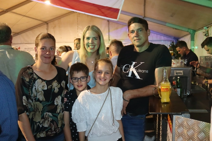 Die junge Sängerin Johanna Theuermann (vorne Bildmitte) feierte mit der Familie ihren gelungenen Showauftritt.