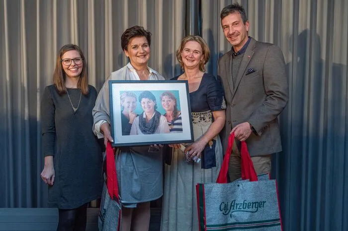 Gewannen die Kategorie Wirtschaft und Forschung: Liane und Isabella Berghofer von der gleichnamigen Mühle in Fehring mit Laudatorin Verena Gangl und Harald Käfer (Anzeigen/Marketing Kleine Zeitung).