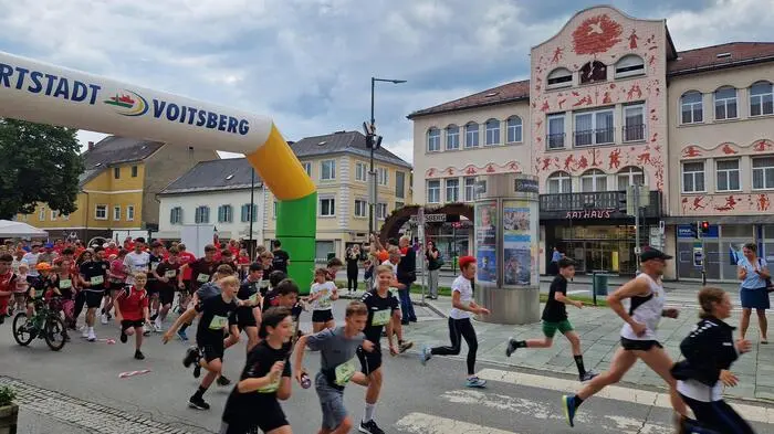 Mehr als 600 Teilnehmerinnen und Teilnehmer machten den Benefizlauf „Run and Help“ des Atus Voitsberg am Donnerstag zum vollen Erfolg. Die rund 5 Kilometer lange Strecke inklusive starke Steigung in der Kowaldstraße ließ das Starterfeld mühelos hinter sich. Dabei standen nicht Spitzenzeiten, sondern Spaß und das Helfen im Mittelpunkt. 