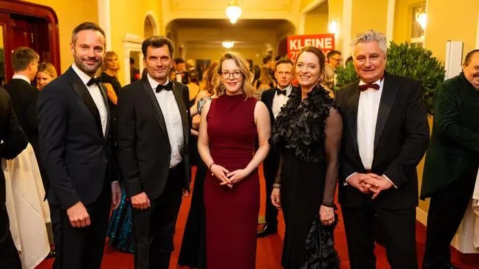 Die Kleine-Chefredakteure Wolfgang Fercher, Oliver Pokorny und Christina Traar mit Geschäftsführerin Xenia Daum und Herausgeber Hubert Patterer 