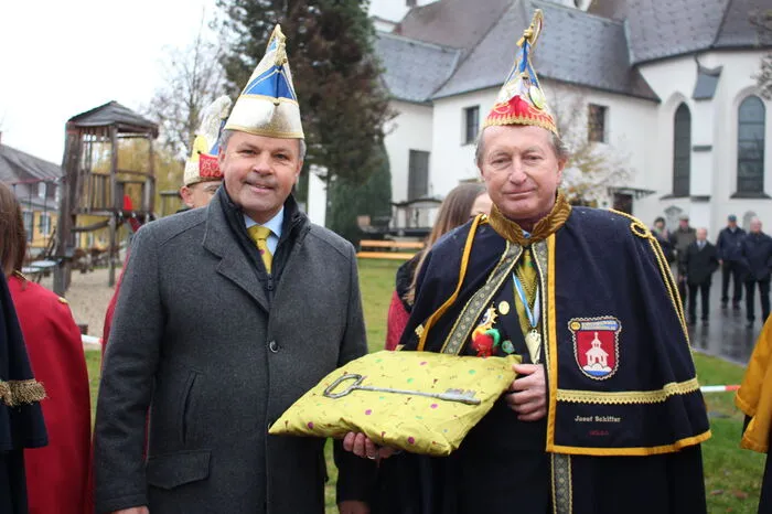 Ein weiterer Programmpunkt war die Schlüsselübergabe von Bürgermeister Helmut Ofner an die Faschingsgilde. 
