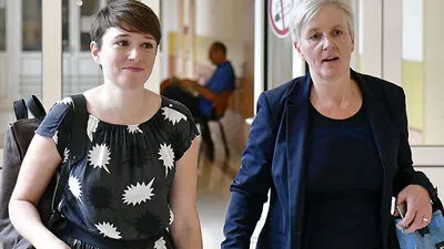 Sigrid Mazrer mit ihrer Anwältin