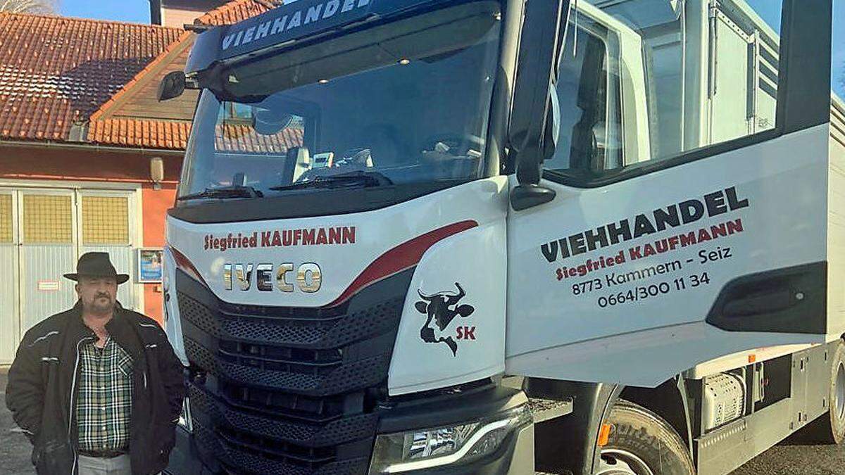 Siegfried Kaufmanns ganzer Stolz ist sein neuer Lkw, den er erst am Donnerstag bekommen hat