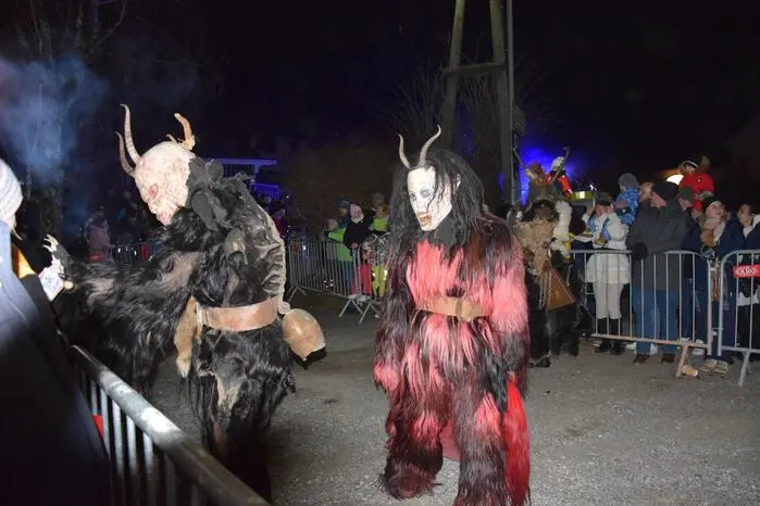 Mit dröhnender Musik und wilden Masken jagten sie beim Perchtenlauf Groß und Klein Schrecken ein.