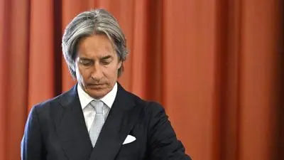 ABD0022_20250325 - WIEN - ÖSTERREICH: Karl Heinz Grasser am Dienstag, 25. März 2025, vor Verhandlungsbeginn über Nichtigkeitsbeschwerde und Berufungen in der Causa Buwog/Grasser am OGH in Wien. - FOTO: APA/HANS KLAUS TECHT