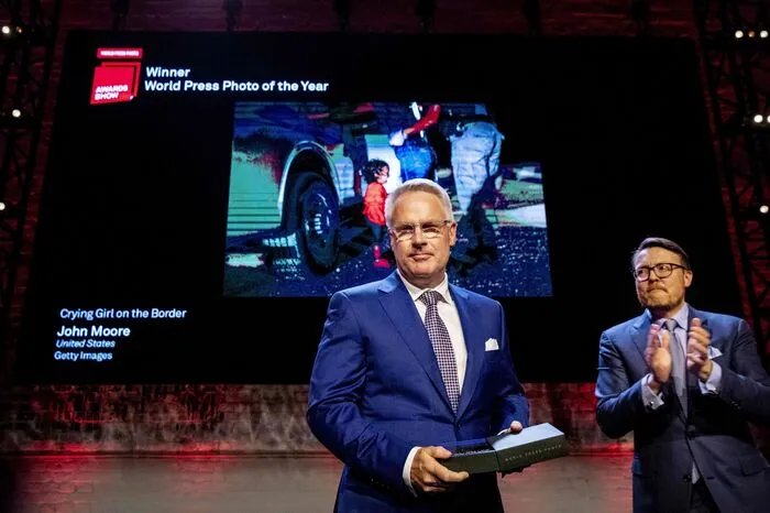 ... damit den renommierten "World Press Photo"-Wettbewerb, wie die Jury in Amsterdam bekannt gab. Die Vorsitzende des Wettbewerbs, Whitney C. Johnson, sprach von einem "überraschenden, einzigartigen und relevanten Foto." 
