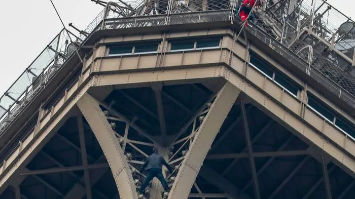 Das weltberühmte Wahrzeichen war am Montagnachmittag für Besucher gesperrt worden, als der Mann den Turm hinaufkletterte.