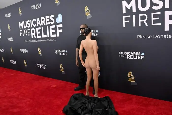 Kanye West und Bianca Censori erschienen gemeinsam bei den Grammys. Auffällig war das Outfit von Wests Ehefrau. Censori schritt in einem Hauch von Nichts über den roten Teppich, es war wohl das skandalöseste Outfit des Abends. Wie Lippenleser erkannt haben wollen, murmelte der Musiker seiner Frau immer wieder Anweisungen zu, was sie zu tun habe. Sie wirkte ferngesteuert.