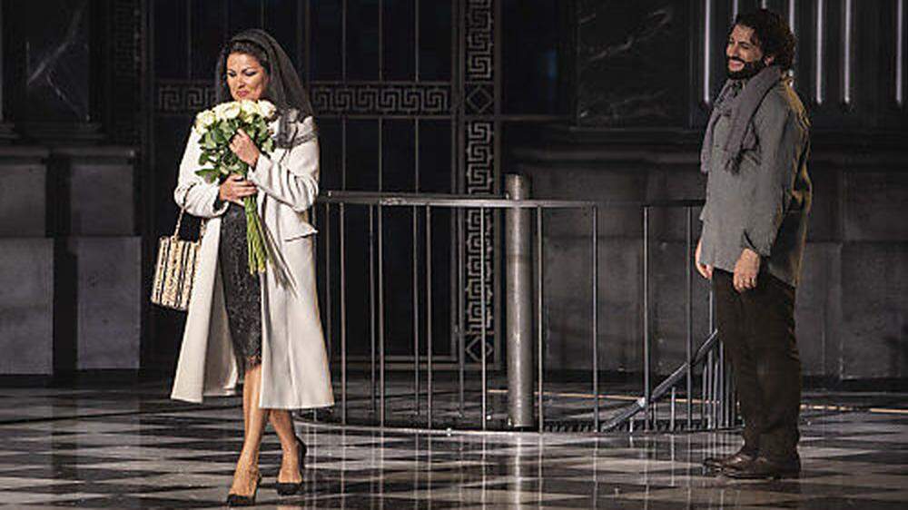 Szene aus der Oper &quot;Tosca&quot; mit Anna Netrebko (Floria Tosca) und ihrem Ehemann Yusif Eyvazov (Mario Cavaradossi), die vergangenen Samstag in Salzburg Premiere hatte