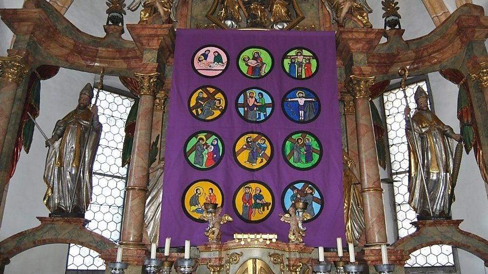 Kinder der Volksschule Sittersdorf haben das Fastentuch für die örtliche Kirche gestaltet