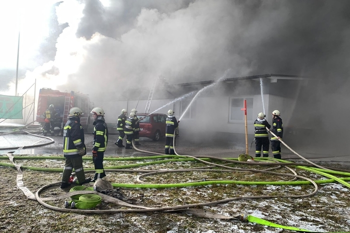 Eine Tennishalle war aus vorerst unbekannter Ursache in Brand geraten.