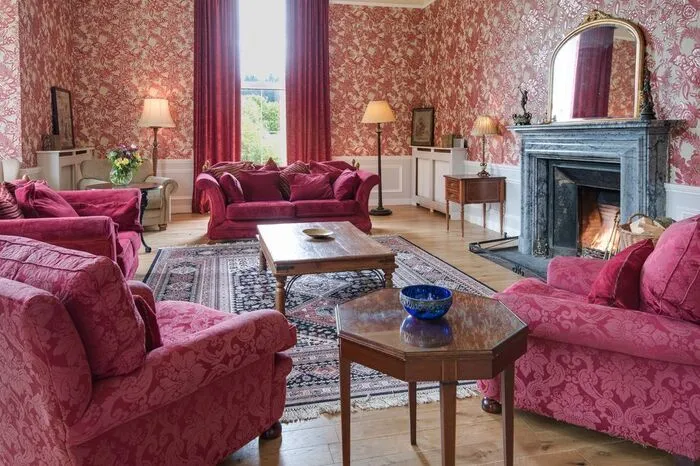 Der elegante Salon mit offenem Kamin eignet sich für den Afternoon Tea. 