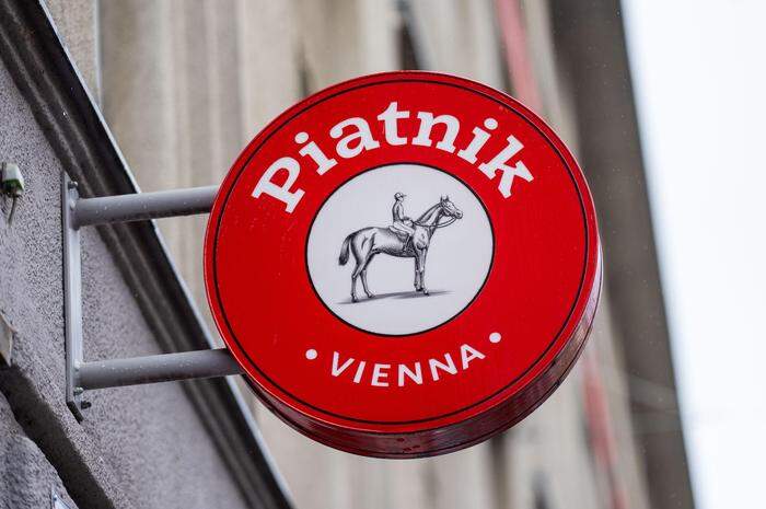 Logo von Piatnik an der Fassade des Firmengebäudes