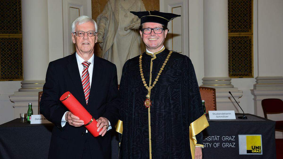 Professor Gerhart Holzinger mit Rektor Martin Polaschek