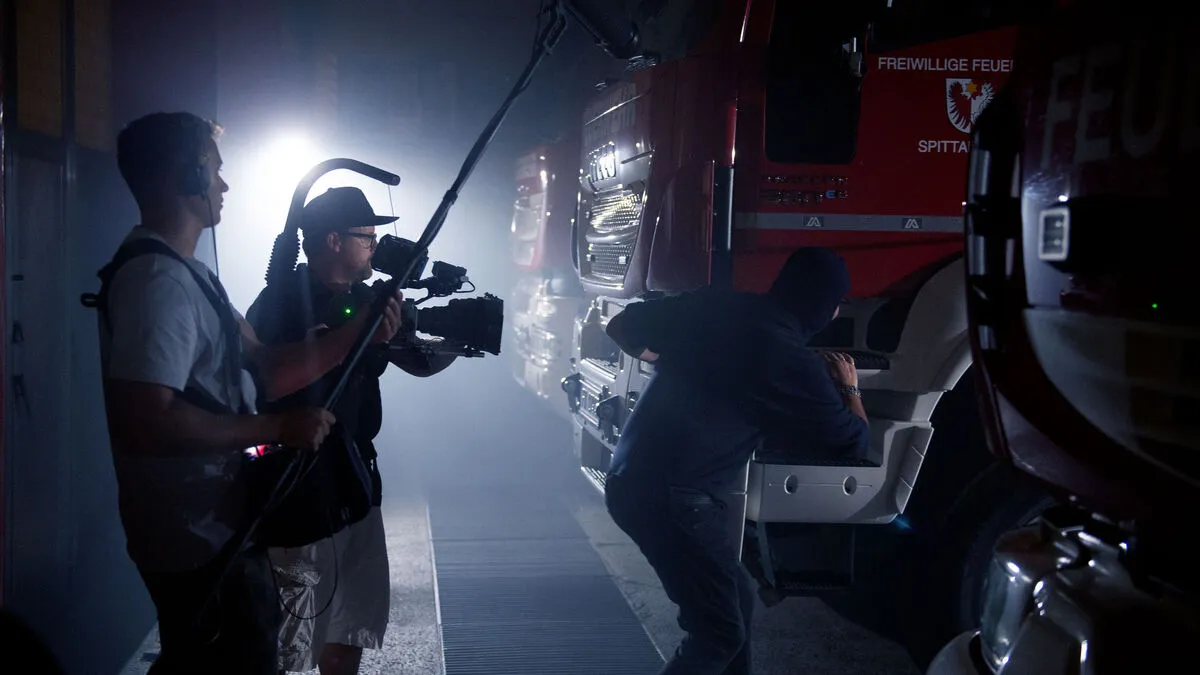 Roland Palle (rechts) schleicht sich im Film an das neue Tanklöschfahrzeug an. Im echten Leben darf er damit schon fahren