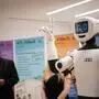 Roboter „Andi“ (von „An die Arbeit“) wurde von Lehrlingen der GPS gebaut. HTL-Schülerinnen und Schüler geben ihm das „Gehirn“