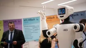 Roboter „Andi“ (von „An die Arbeit“) wurde von Lehrlingen der GPS gebaut. HTL-Schülerinnen und Schüler geben ihm das „Gehirn“