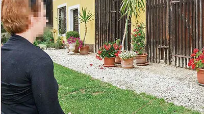 Karin C. im Hof der Beratungsinstitution „Ladybird“ in Feldkirchen: „Sich Hilfe zu holen ist wichtig“