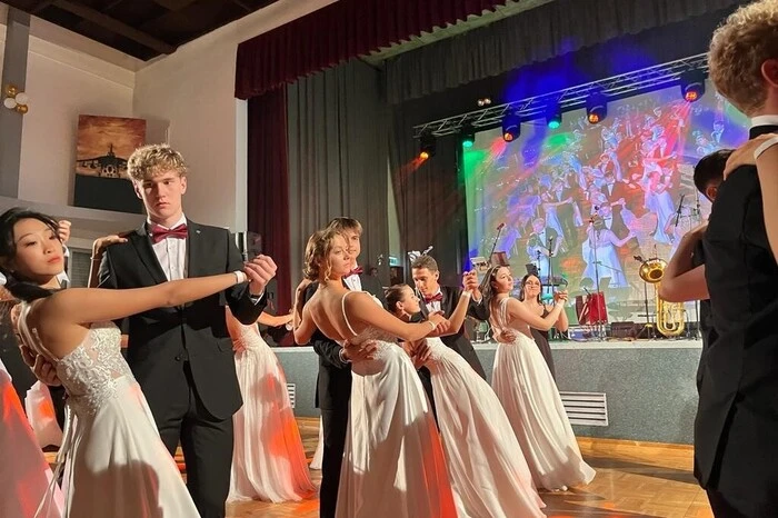 Zu einer der finalen Missionen ihrer Schulzeit luden sie jüngst in die Kammersäle in Leoben-Donawitz zu einem feierlichen und stimmungsvollen Maturaball.