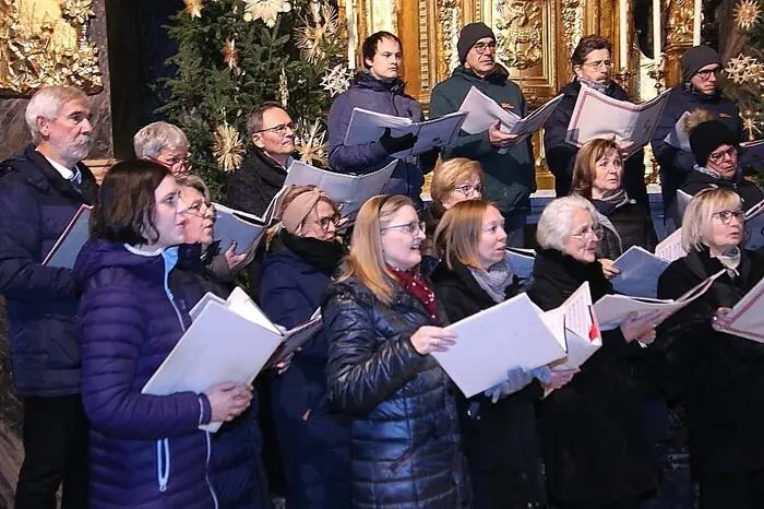 Nach der feierlichen Einstimmung durch die Turmbläser-Gruppe der Musikschule Köflach unter Kerstin Maurer und der Begrüßung durch Stadtpfarrer Martin Trummler bot der Chor unter der Leitung von Christa Mürzl mit seinen gefühlvollen Darbietungen den Zuhörern eine Einstimmung auf das Weihnachtsfest.