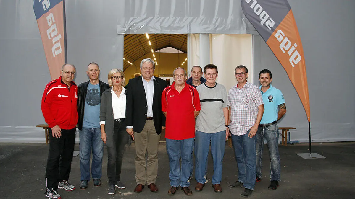 Bürgermeister Werner Gutzwar (Mitte) und Obmann Werner Vogl (rechts daneben) - bei der Eröffnung der neuen Stocksporthalle Fürstenfeld