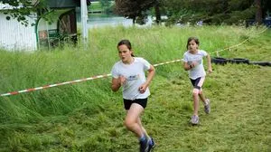 Schülerin Maya Rumpf (links) wurde Siegerin bei den Mädchen ihres Jahrgangs