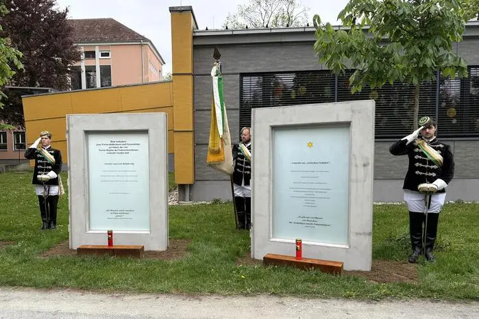 An der Gedenkstunde nahmen auch Bürgermeister Franz Jost, Vizebürgermeister Roland Gogg und Patrick Rath (von dem der Entwurf für das neue Denkmal stammt) neben vielen Bürgerinnen und Bürgern teil. 