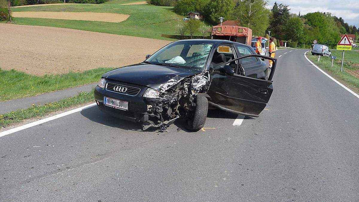 Auf der B68 kam es am Donnerstag im Ortsgebiet von Rohr zu einem schweren Verkehrsunfall.