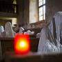 32 vermummte Gestalten sitzen in ewiger, stiller Andacht in der St.-Georgs-Kirche