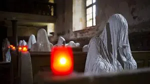 32 vermummte Gestalten sitzen in ewiger, stiller Andacht in der St.-Georgs-Kirche