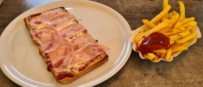 7,50 Euro kostet dieser Pizza-Toast, 5 Euro die Pommes