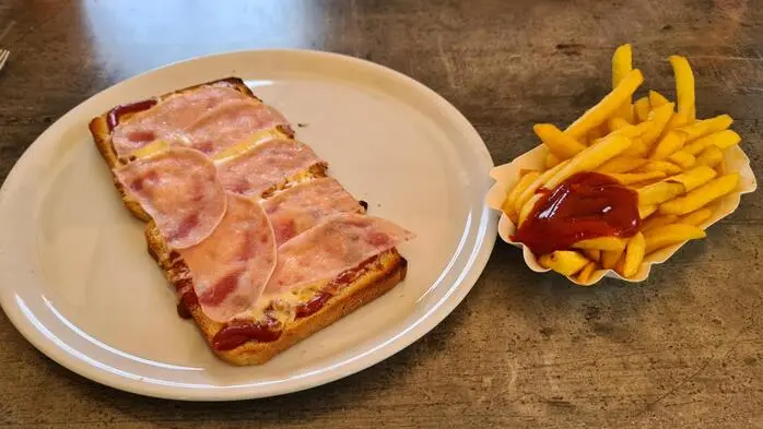 7,50 Euro kostet dieser Pizza-Toast, 5 Euro die Pommes